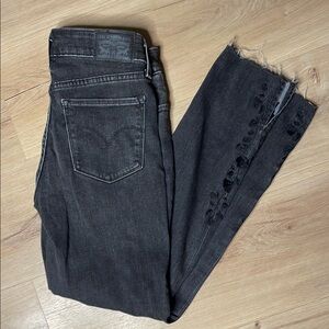 Levi's Black Denim 711 Skinny Jeans. Black Floral Embroidery!‎ Size 25. GUC.